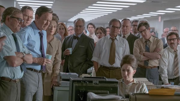 Una scena da The Post (2017), un gruppo di giornalisti guardano la televisione in attesa della sentenza della Corte Suprema.